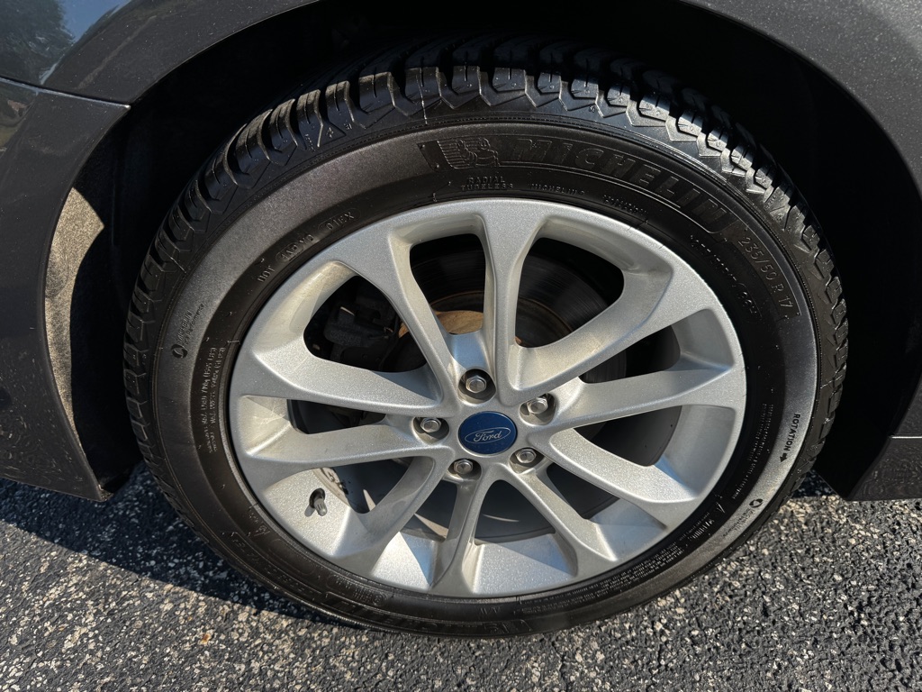 Photo 21 of this FORD FUSION