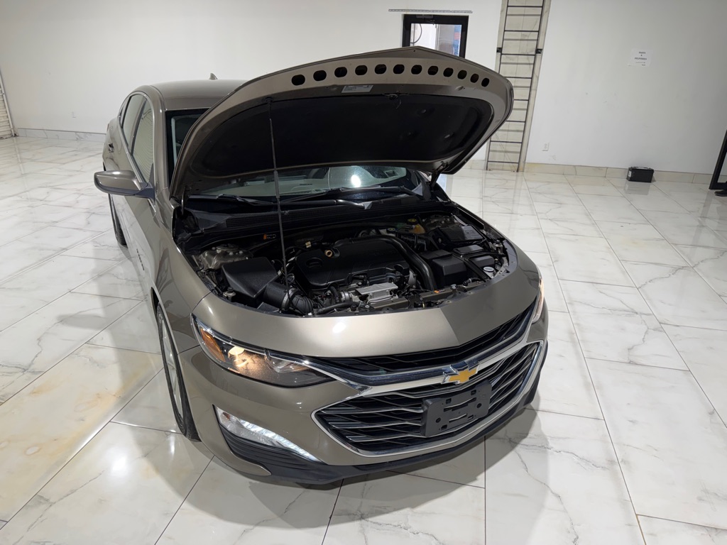 Photo 4 of this CHEVROLET MALIBU