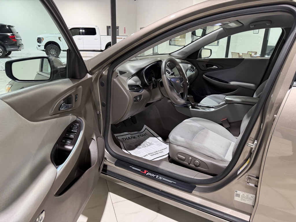 Photo 15 of this CHEVROLET MALIBU