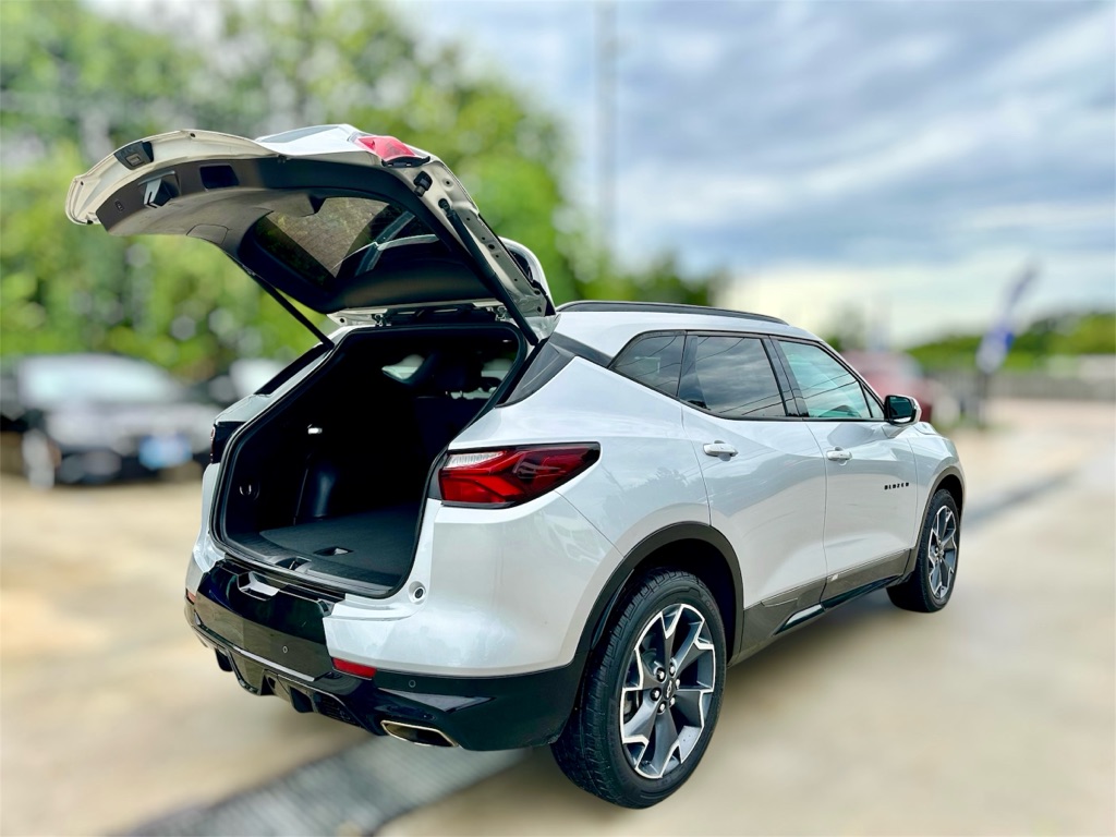 Photo 18 of this CHEVROLET BLAZER