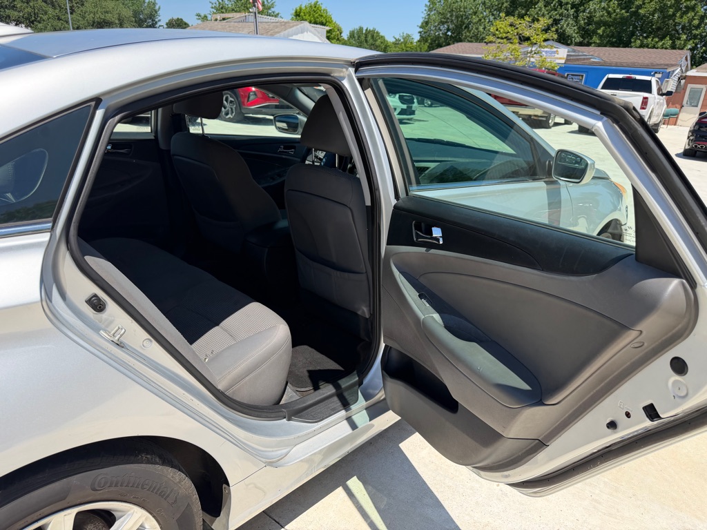 Photo 14 of this HYUNDAI SONATA