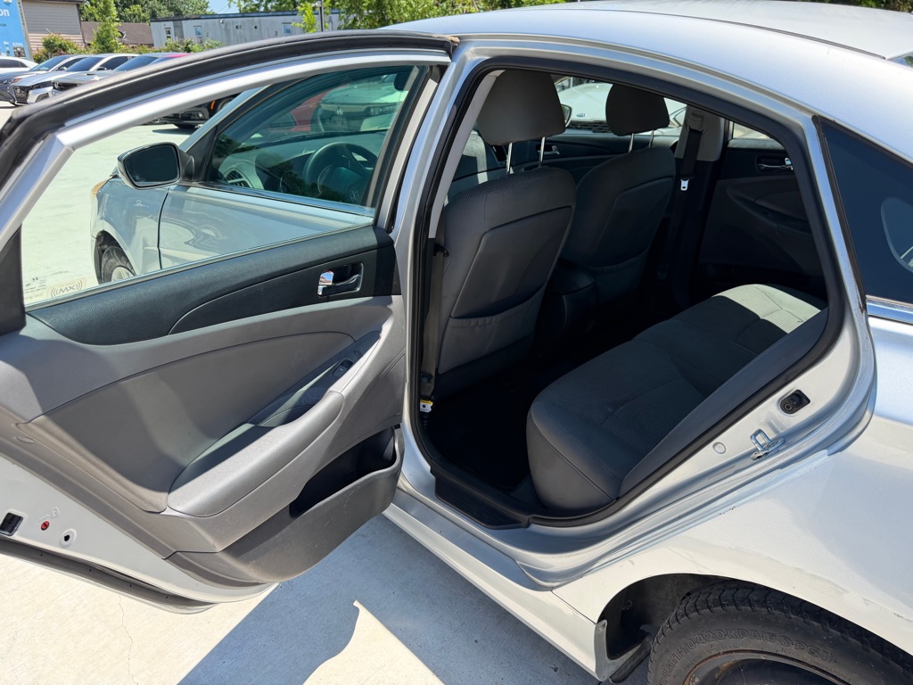 Photo 12 of this HYUNDAI SONATA