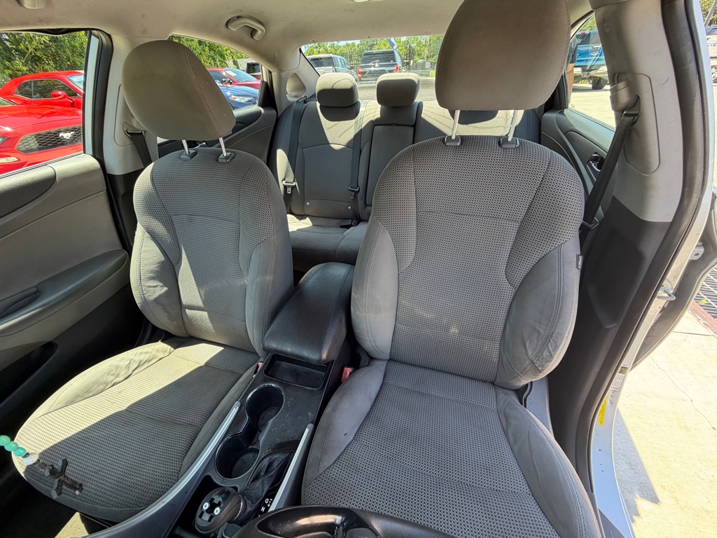 Photo 21 of this HYUNDAI SONATA