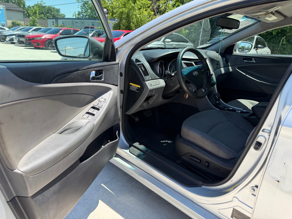 Photo 18 of this HYUNDAI SONATA