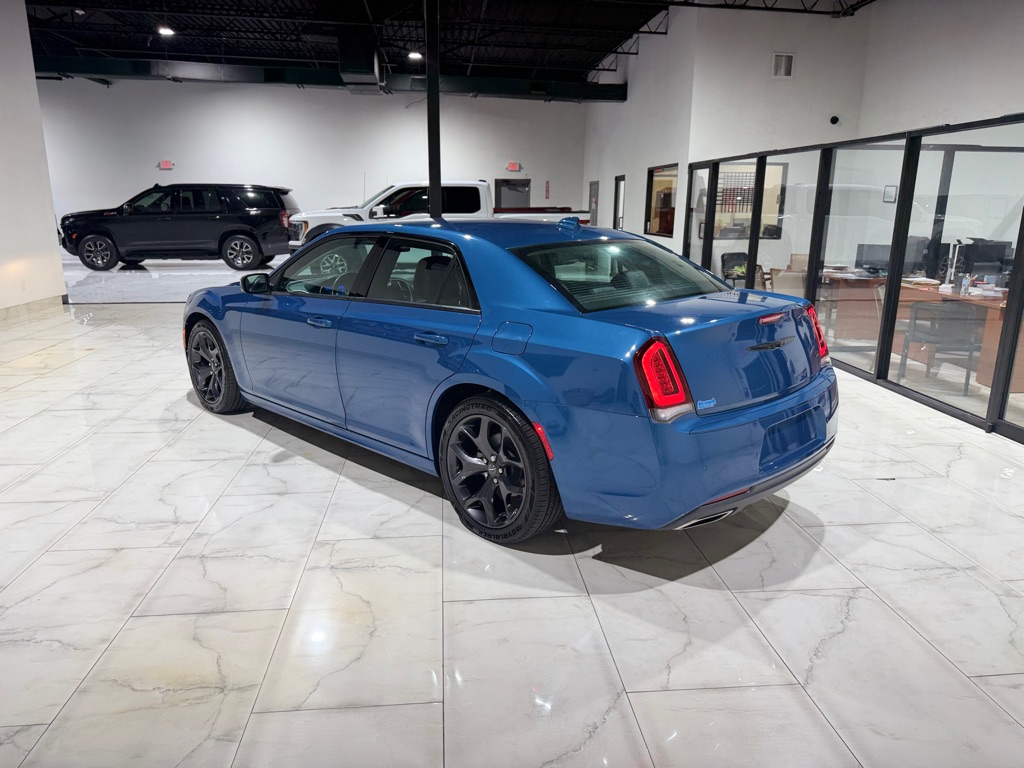 Photo 11 of this CHRYSLER 300