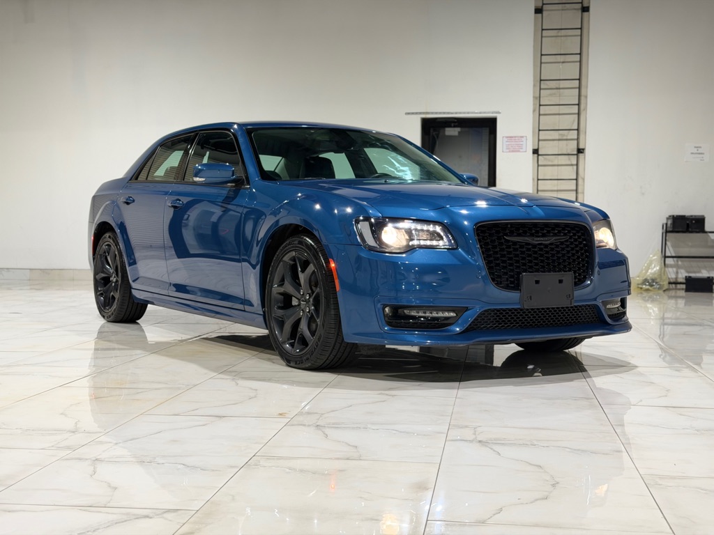 Photo 4 of this CHRYSLER 300