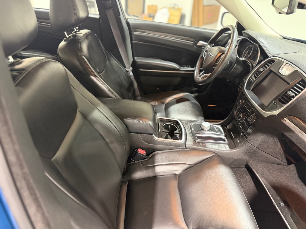 Photo 15 of this CHRYSLER 300