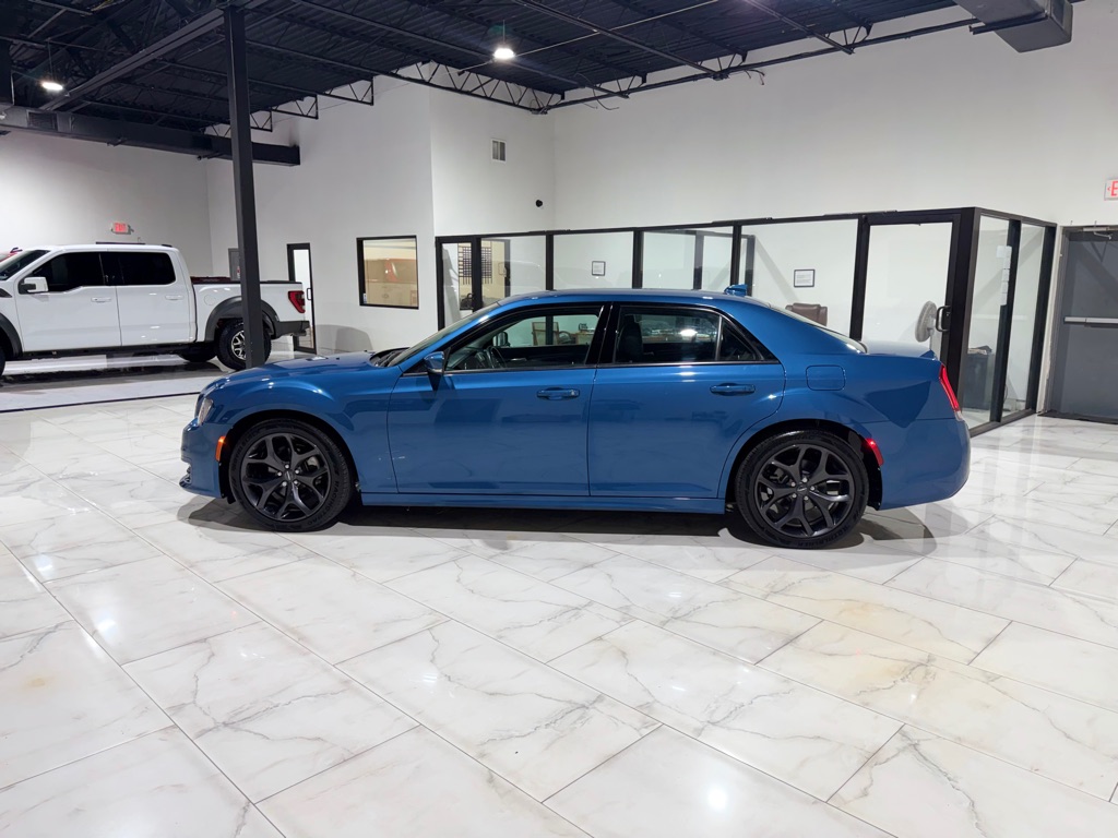 Photo 8 of this CHRYSLER 300