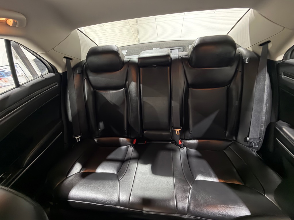Photo 17 of this CHRYSLER 300