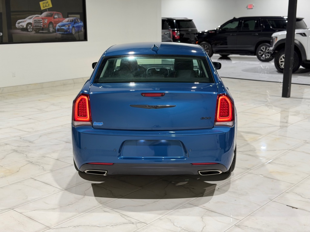 Photo 10 of this CHRYSLER 300