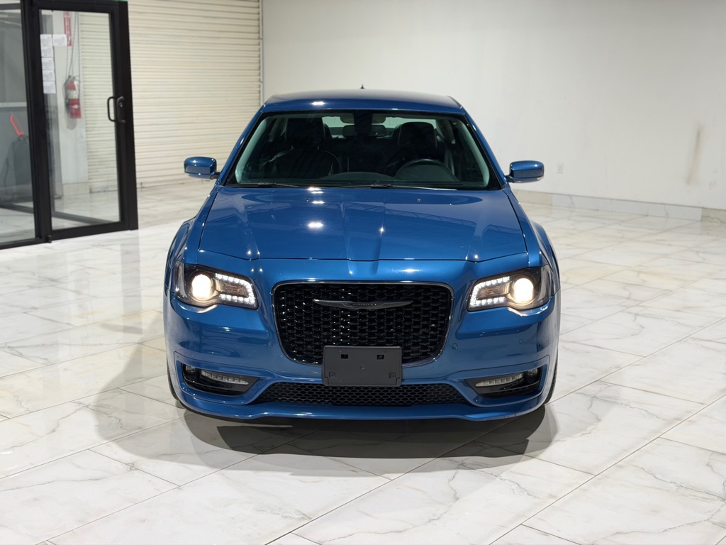 Photo 2 of this CHRYSLER 300