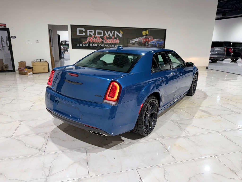 Photo 9 of this CHRYSLER 300