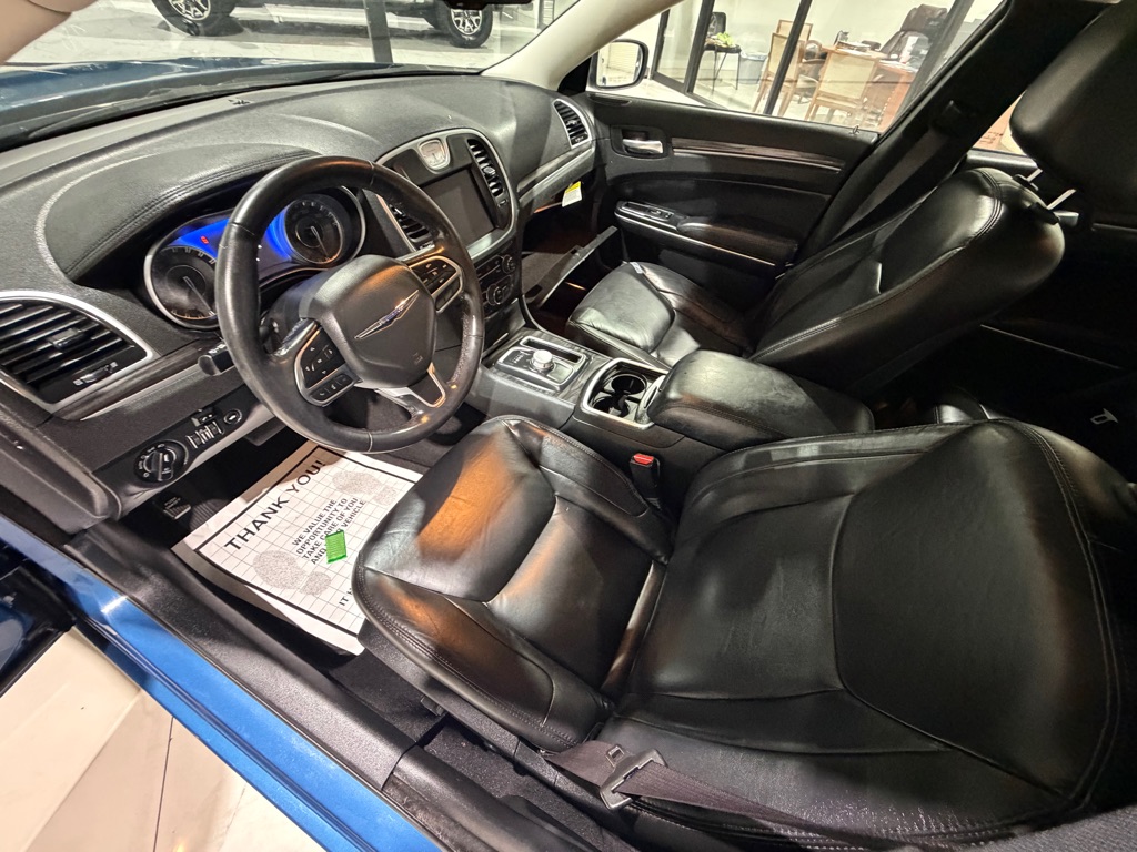 Photo 19 of this CHRYSLER 300