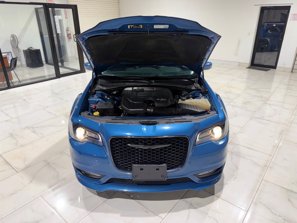 Photo 5 of this CHRYSLER 300