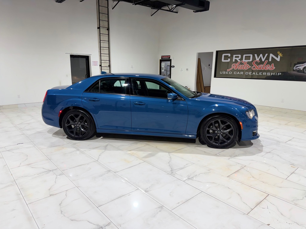 Photo 7 of this CHRYSLER 300