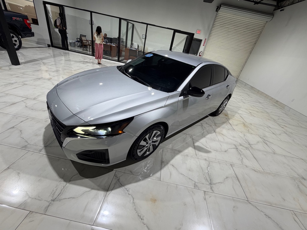 View vehicle photo 7