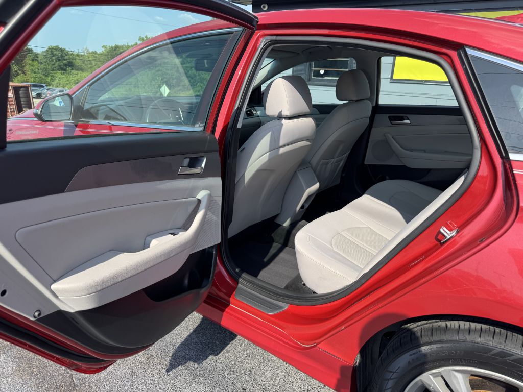 Photo 11 of this HYUNDAI SONATA