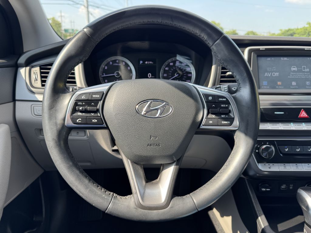 Photo 13 of this HYUNDAI SONATA