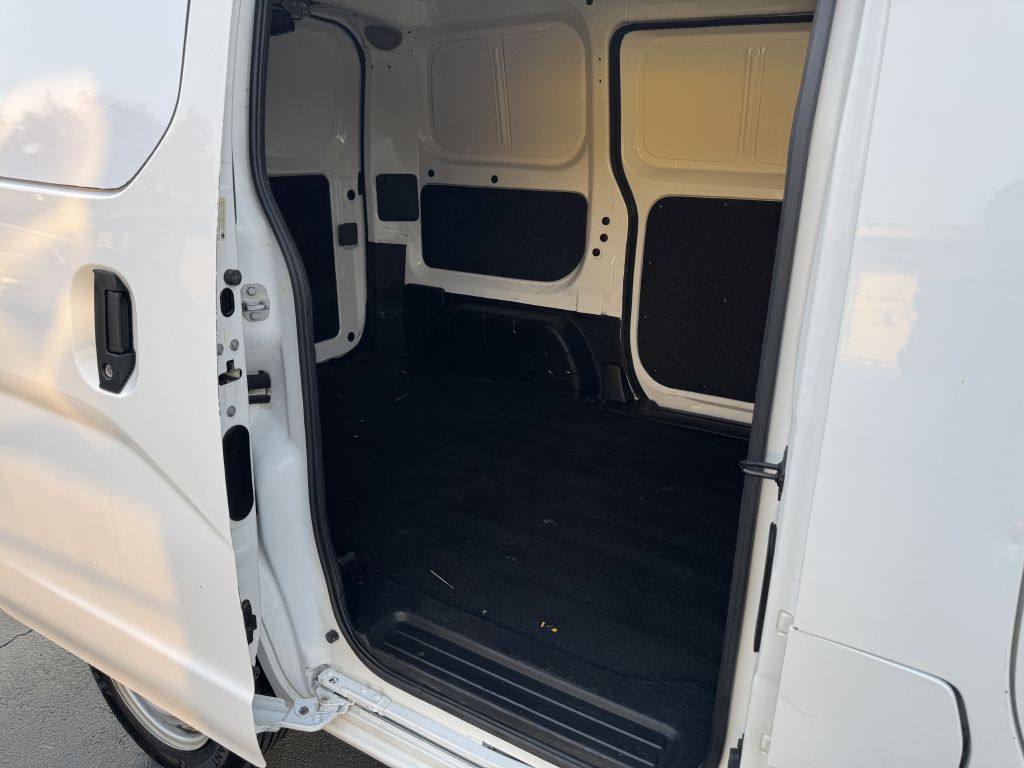 Photo 21 of this NISSAN NV200