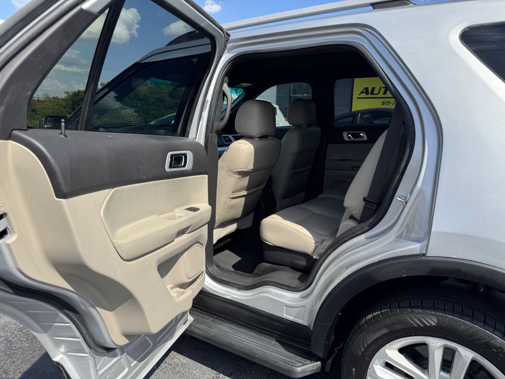 Photo 11 of this FORD EXPLORER