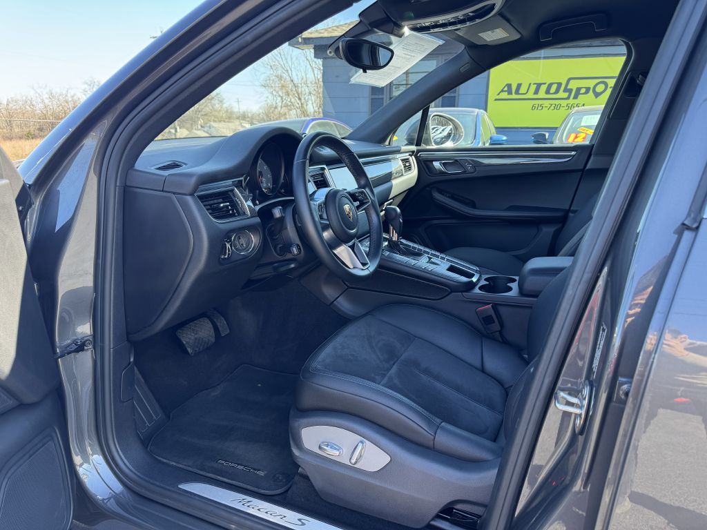 Photo 10 of this PORSCHE MACAN