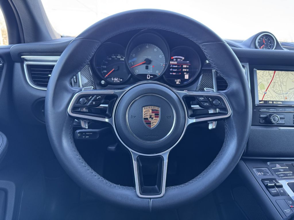 Photo 13 of this PORSCHE MACAN