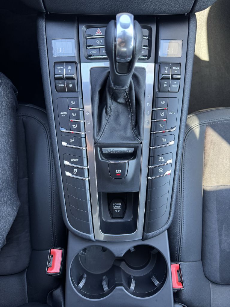 Photo 19 of this PORSCHE MACAN