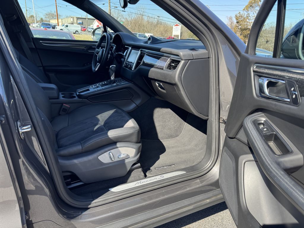 Photo 25 of this PORSCHE MACAN