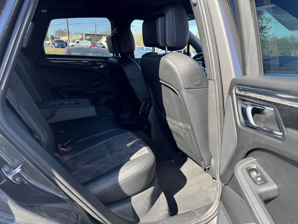 Photo 26 of this PORSCHE MACAN