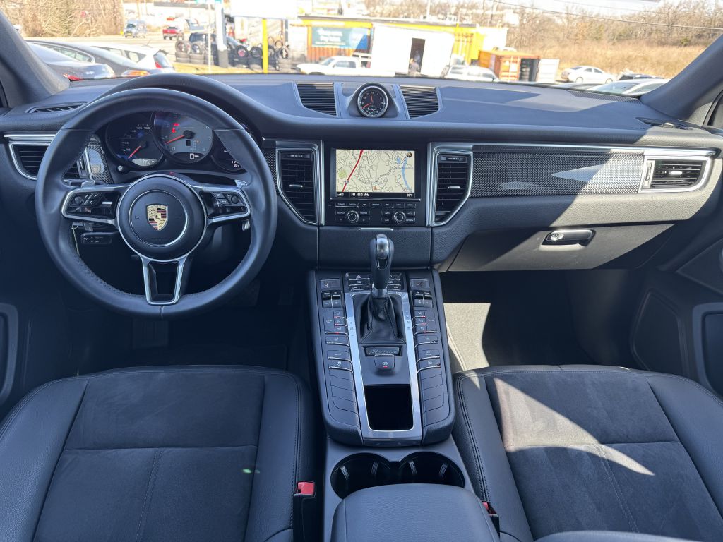 Photo 27 of this PORSCHE MACAN