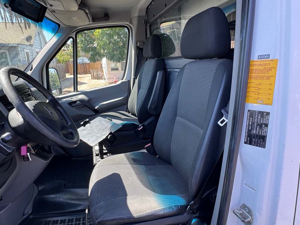 Photo 11 of this MERCEDES-BENZ SPRINTER