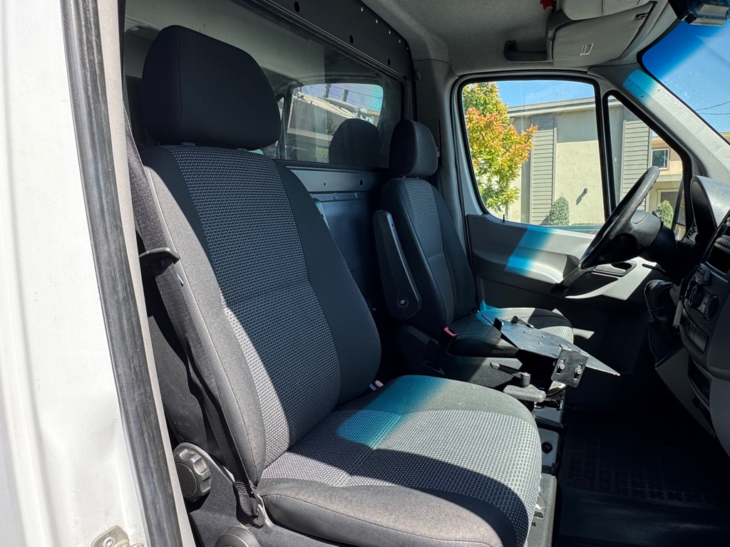Photo 13 of this MERCEDES-BENZ SPRINTER