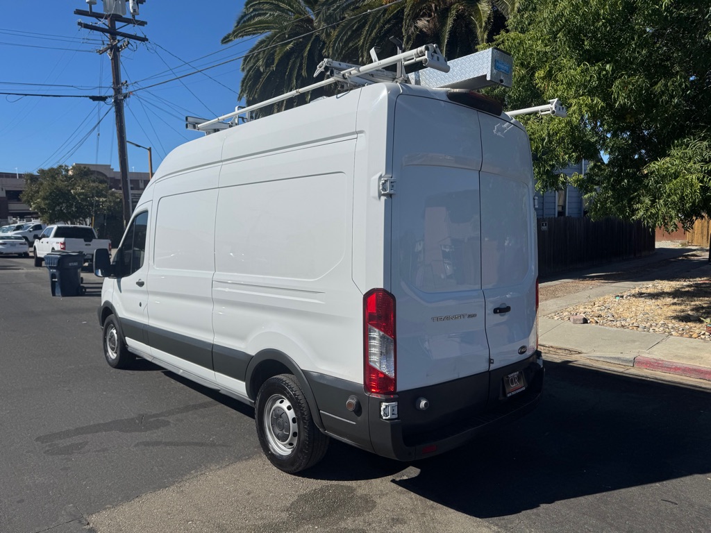 Photo 4 of this FORD TRANSIT