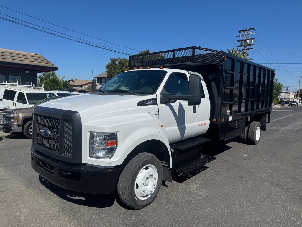 Photo 2 of this FORD F650