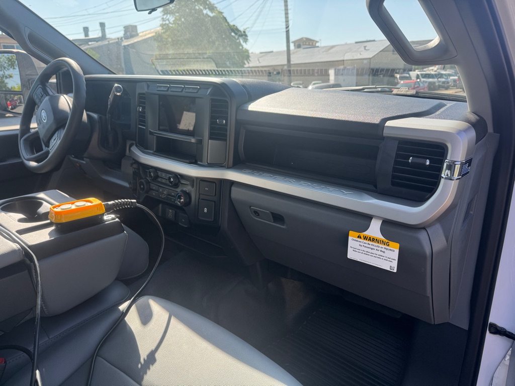 Photo 12 of this FORD F550