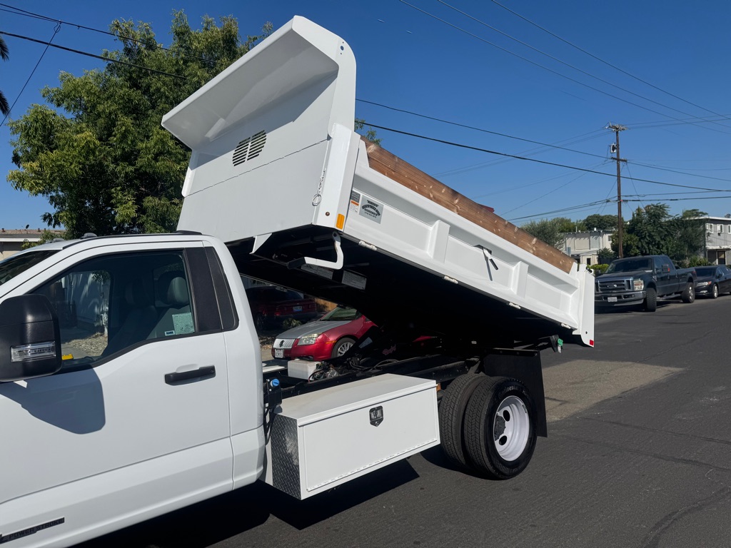Photo 17 of this FORD F550
