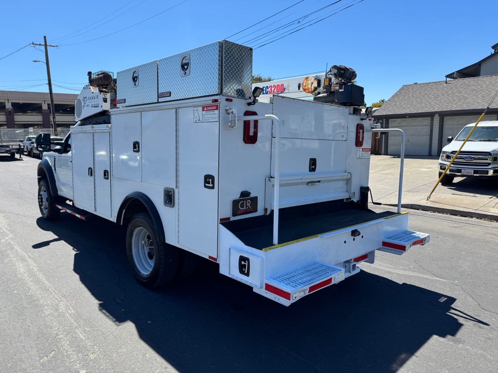 Photo 4 of this FORD F550
