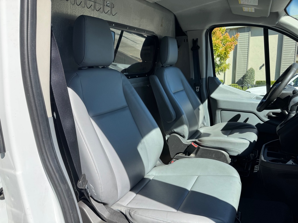 Photo 13 of this FORD TRANSIT