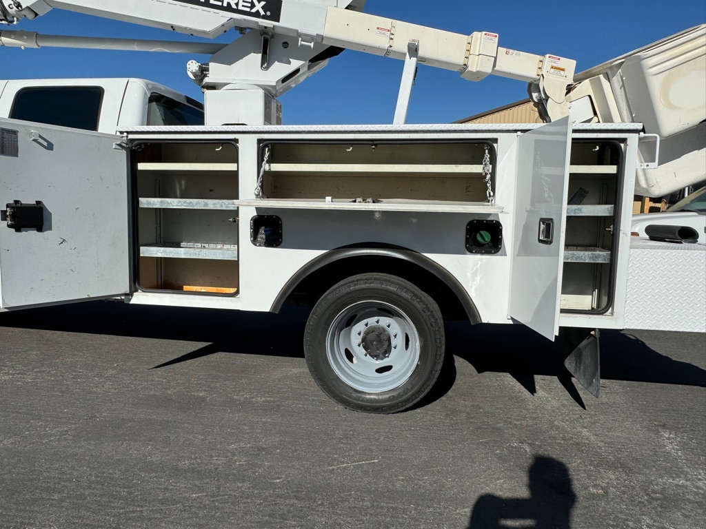 Photo 3 of this FORD F550