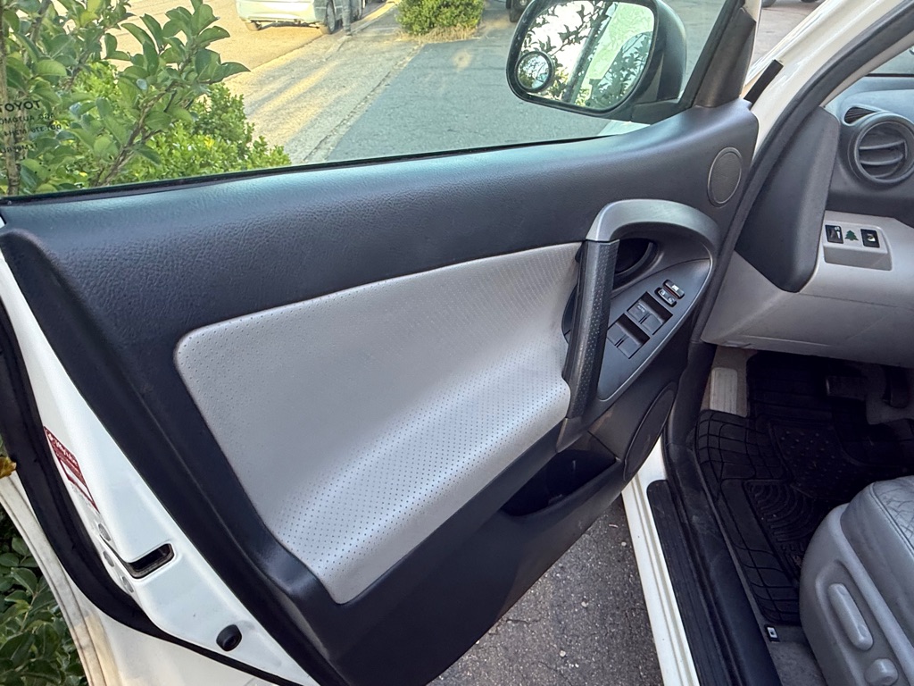 Photo 9 of this TOYOTA RAV4
