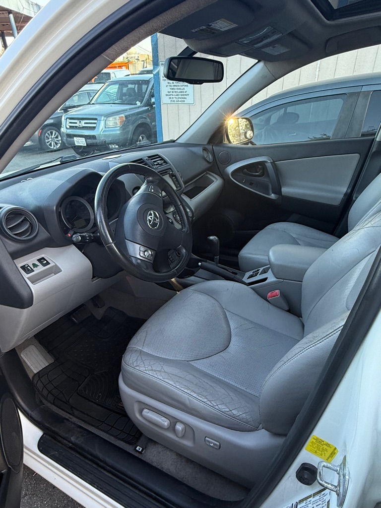 Photo 8 of this TOYOTA RAV4