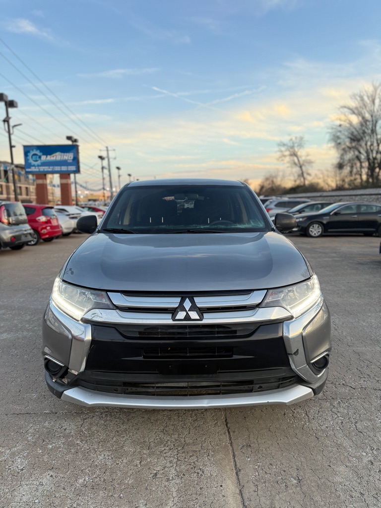 2018 Mitsubishi Outlander ES's photo