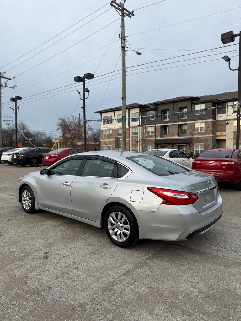 Additional photo of vehicle.