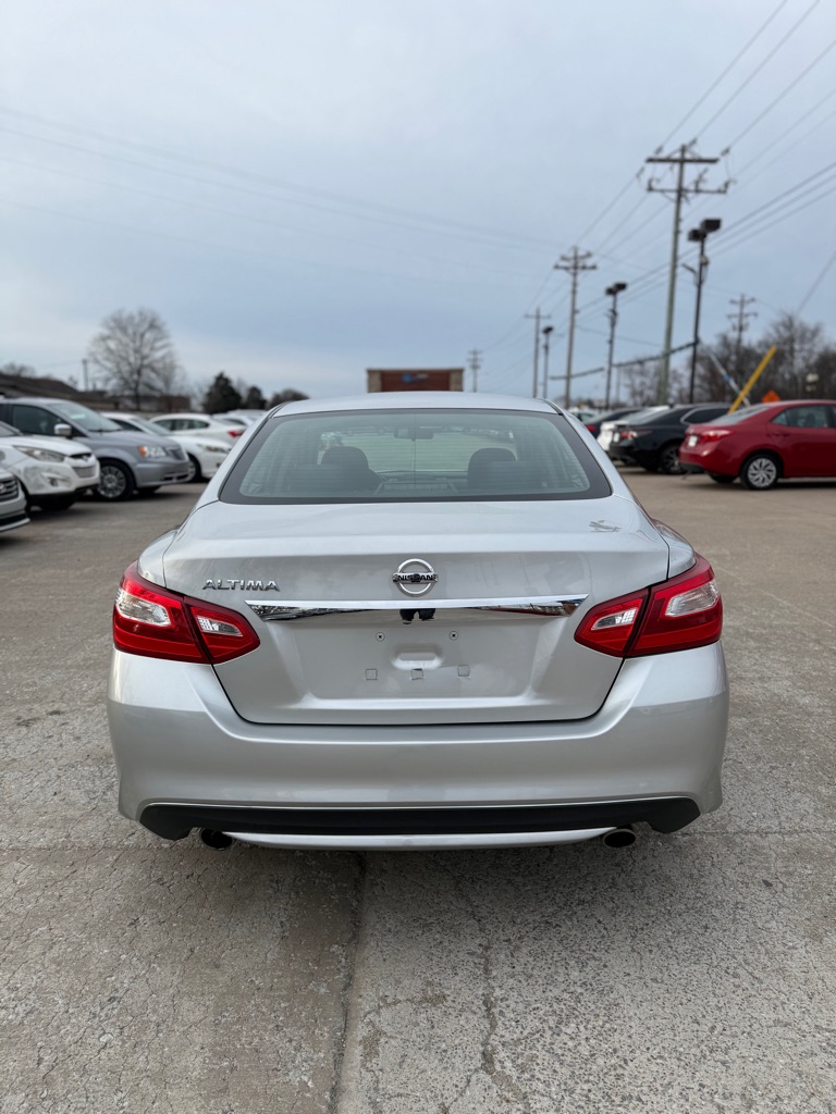 Additional photo of vehicle.