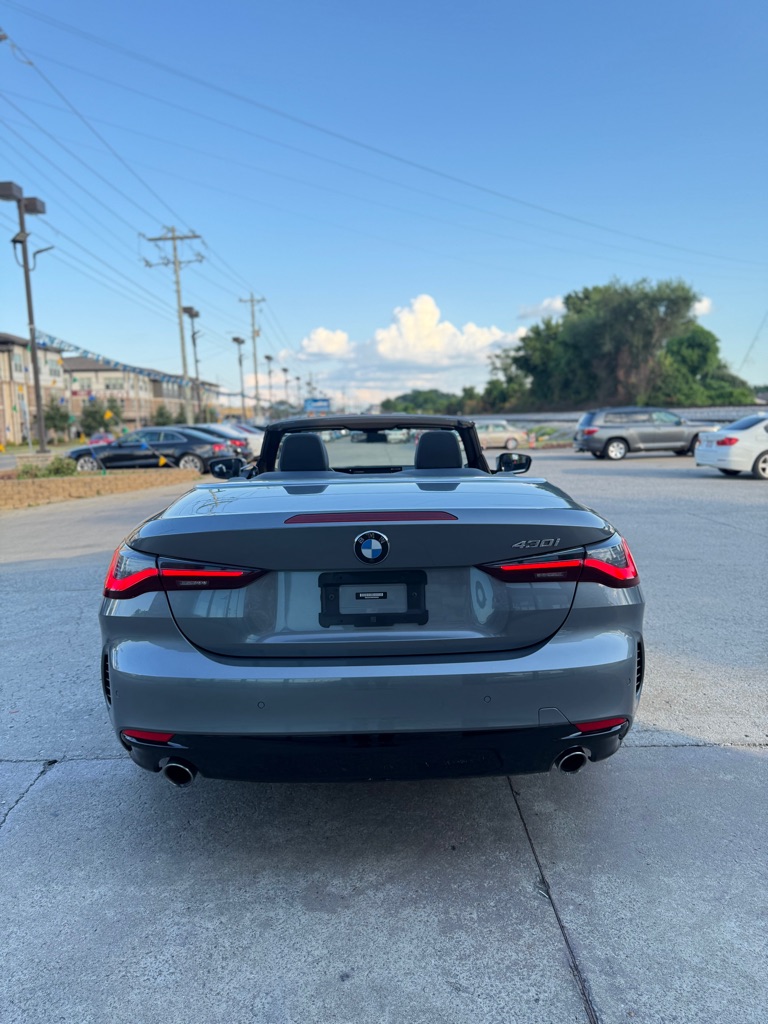 Additional photo of vehicle.