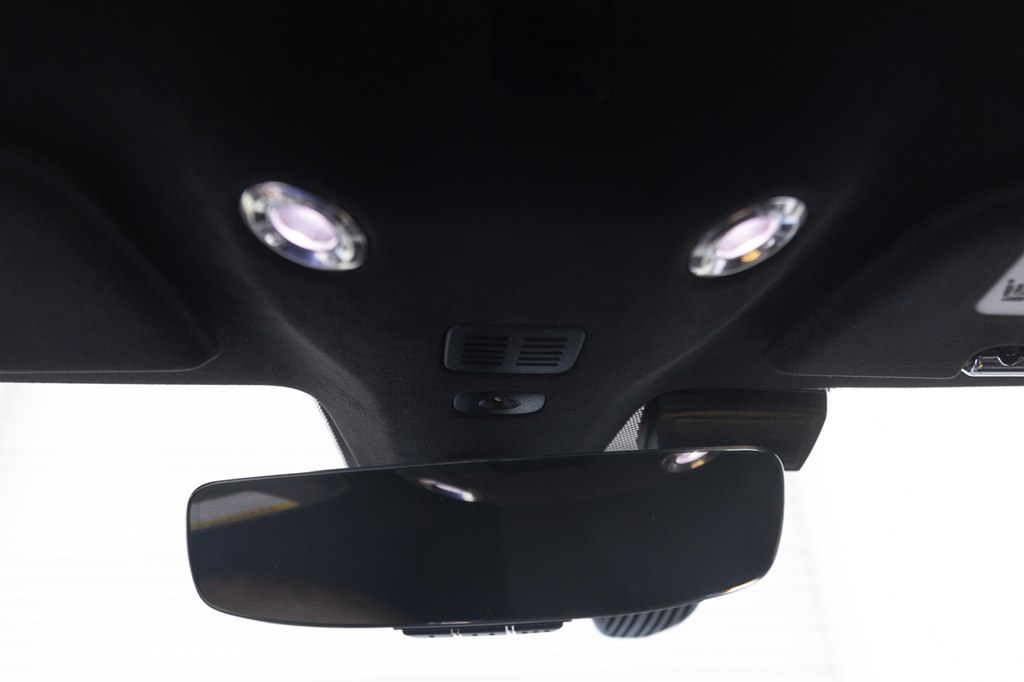 Photo 75 of this ASTON MARTIN VANTAGE