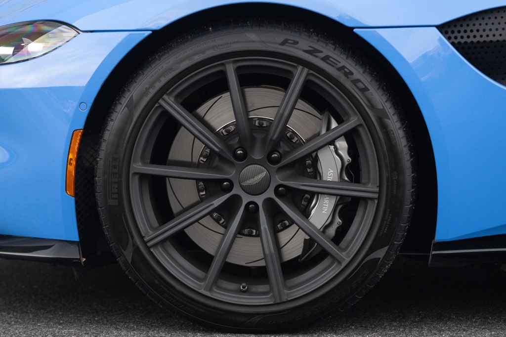 Photo 35 of this ASTON MARTIN VANTAGE