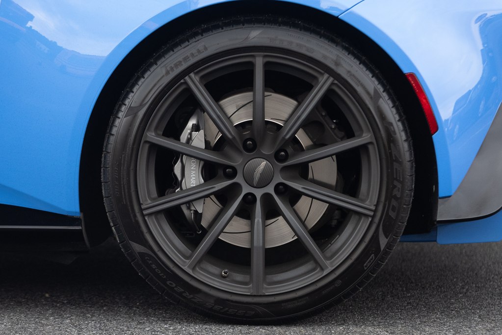 Photo 31 of this ASTON MARTIN VANTAGE