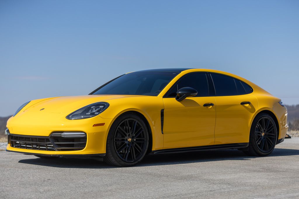Photo 2 of this PORSCHE PANAMERA