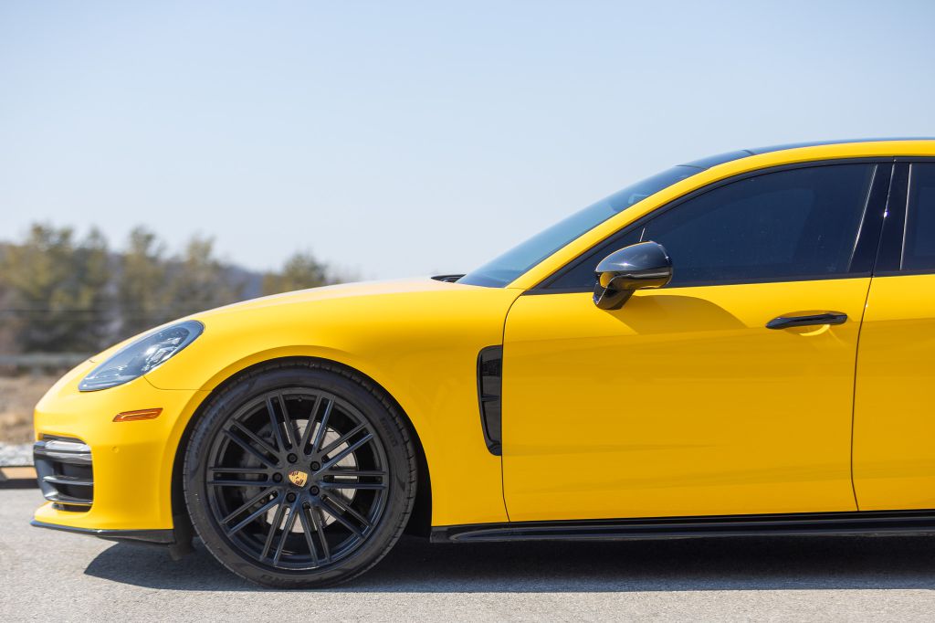 Photo 3 of this PORSCHE PANAMERA